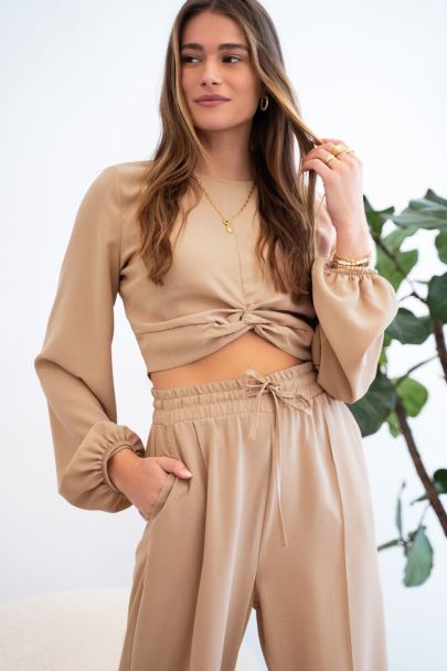 Beige crêpe top met knoop