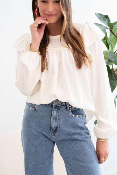Off white blouse met ruffles