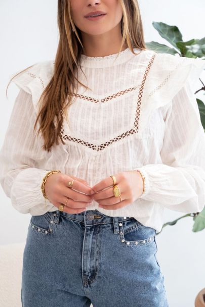 Witte blouse met ruffles & kanten bandjes