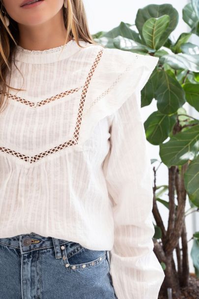 Witte blouse met ruffles & kanten bandjes