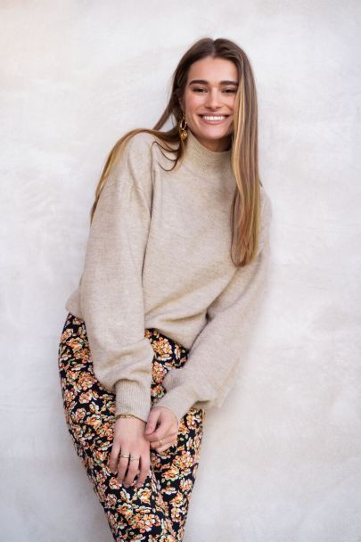 Beige trui met wijde geplooide mouwen
