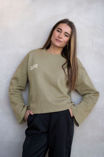 Taupefarbener Pullover mit Wellentext