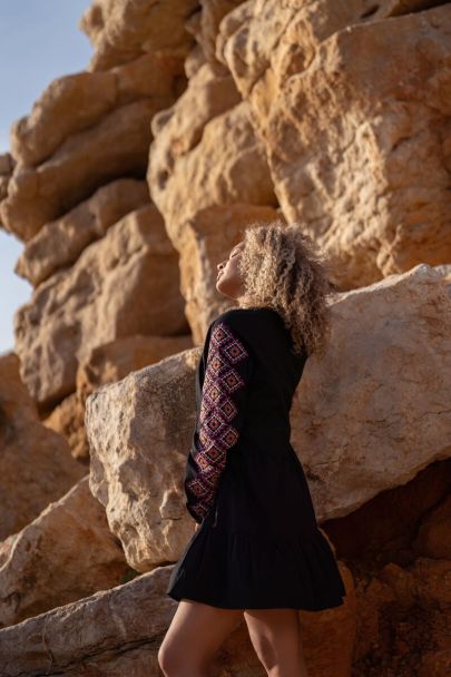 Robe noire ample en lin à broderies