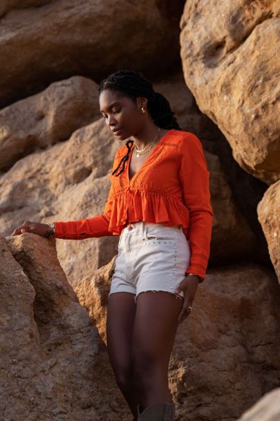 Beige Shorts mit Nieten