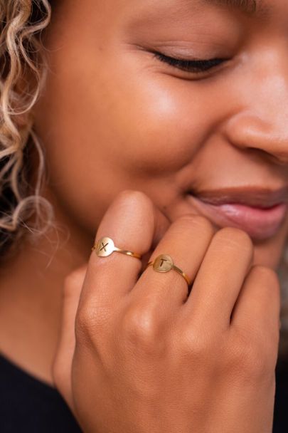 Goldfarbener Ring mit Cut-out und Initial