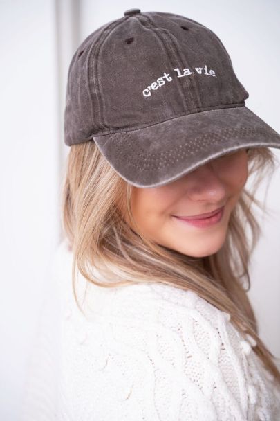 Braune Cap „c'est la vie“