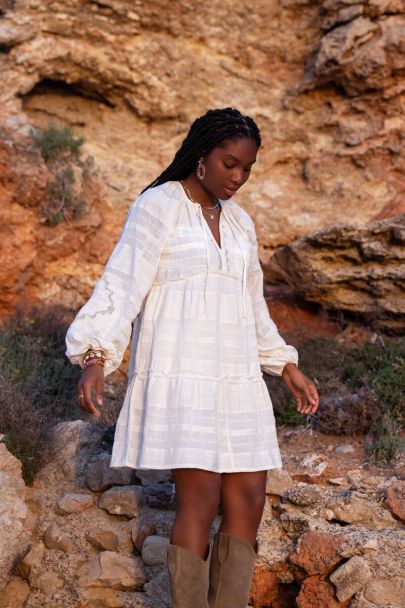 Robe ample blanche à broderies