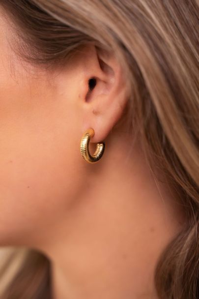 Round earrings with subtle rib detail