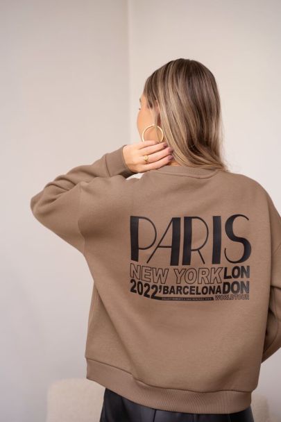 Beige trui met worldtour backprint
