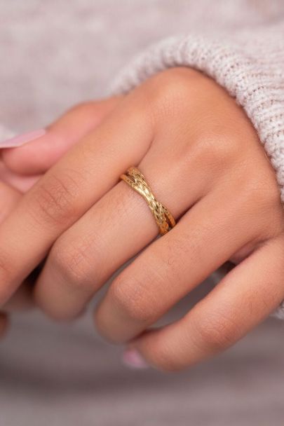 Ring with twisted pattern