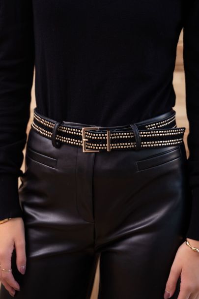 Ceinture noire en cuir avec clous dorés