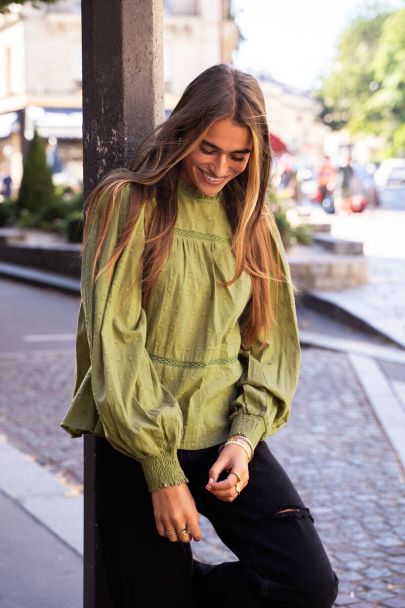 Groene blouse met stippen 
