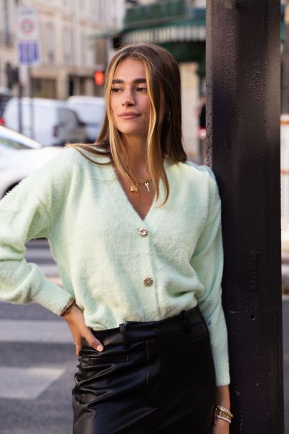 Mintgrüne Fluffy Strickjacke mit Blumenknöpfen