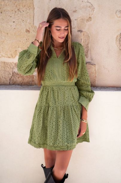 Grünes Häkelkleid mit Rüschenbesatz