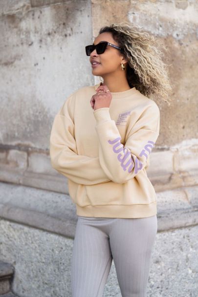 Sweat beige avec message lilas imprimé