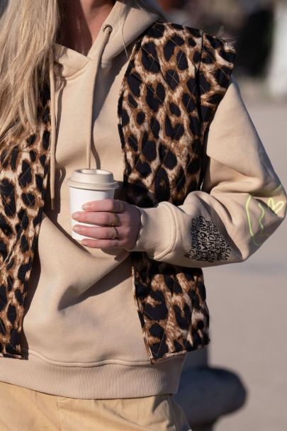 Veste sans manches marron avec motif léopard
