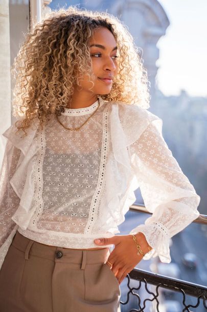 Witte doorschijnende blouse met ruffles