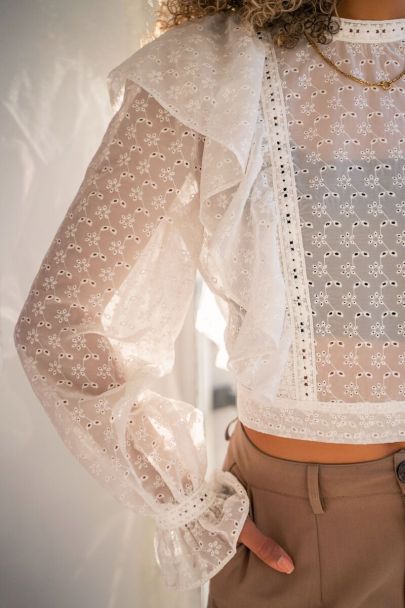 Witte doorschijnende blouse met ruffles