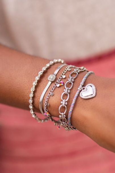 Flat chain bracelet with stone