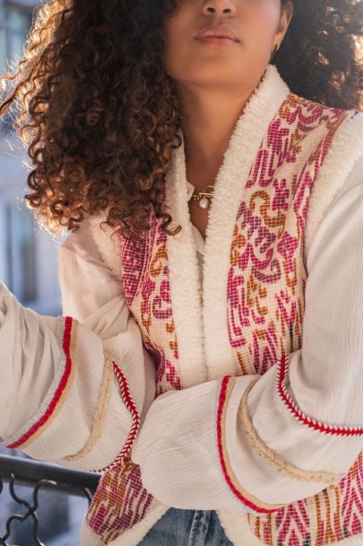 Witte blouse met gevlochten tapes op de mouwen