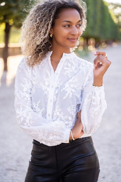 Witte blouse met embroidery details