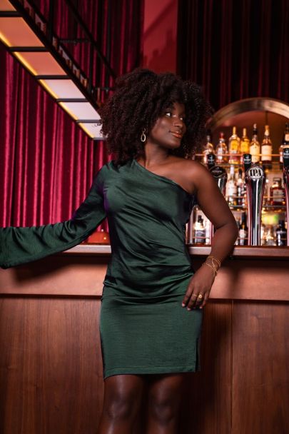 Robe vert foncé effet satin à épaule dénudée