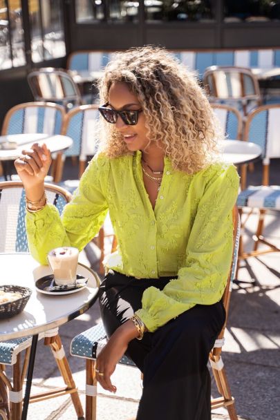 Limegroene blouse met embroidery details