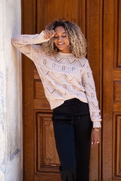 Beige trui met ajour patroon