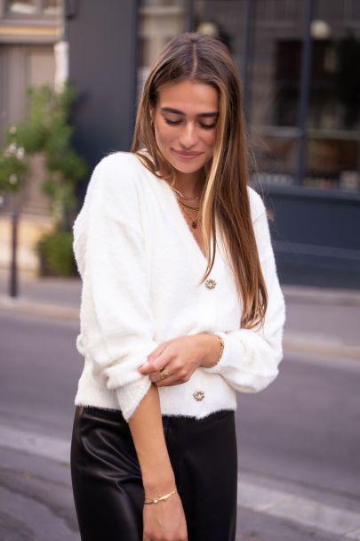 Weiße Fluffy Strickjacke mit Blumenknöpfen