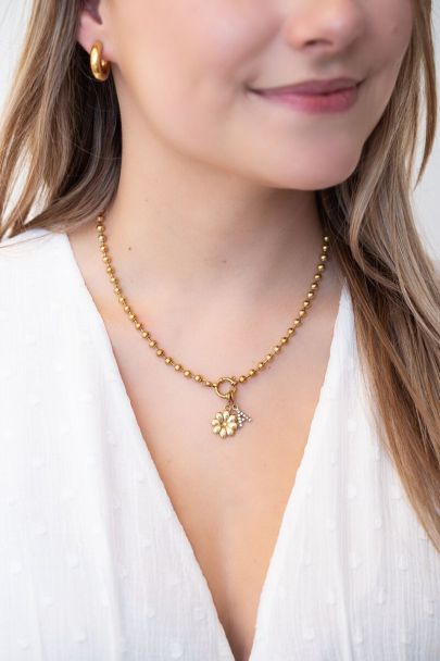 Beaded necklace with round closure 