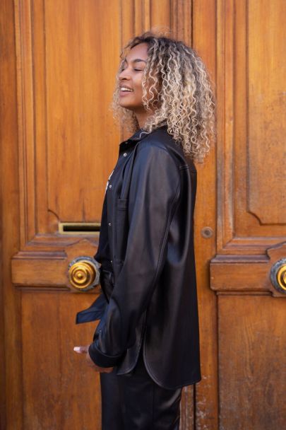 Zwarte blouse met leatherlook