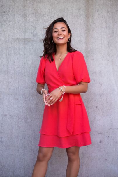 Robe corail avec volants et manches bouffantes