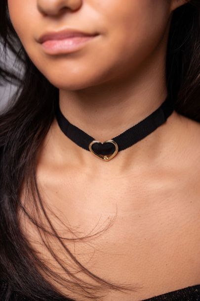 Adjustable choker with heart