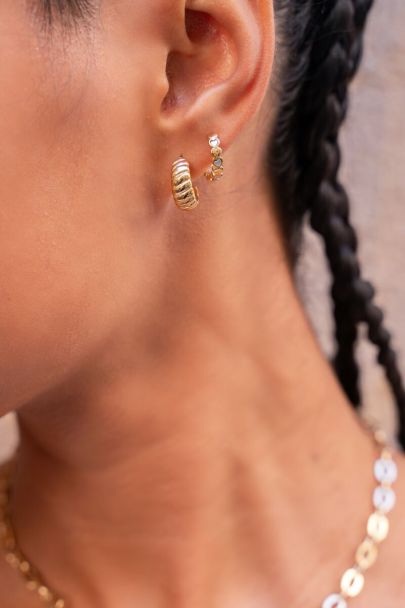 Kleine Ohrringe mit Twist