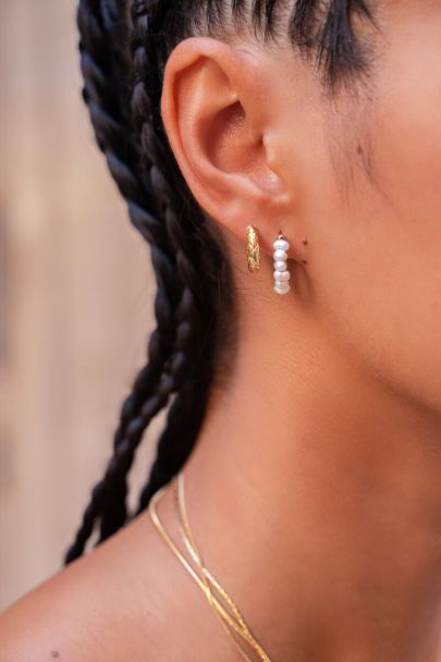Small hoop earrings with pearls