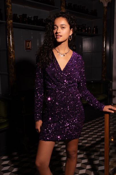 Robe violette à paillettes