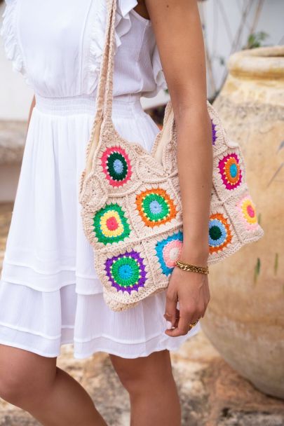 Shopper mit handgestrickten Blumen