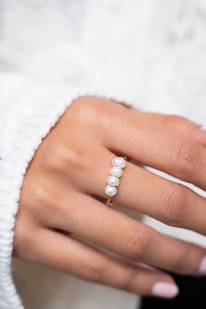 Ring with four pearls