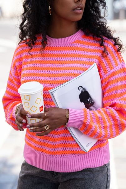 Pinker Pullover mit strukturierten Streifen