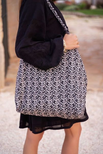 Shopper mit schwarzem Blumenmuster
