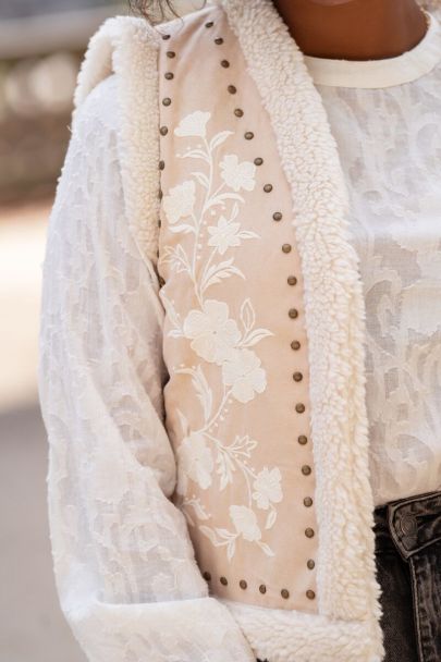 Beige teddy gilet met embroidery