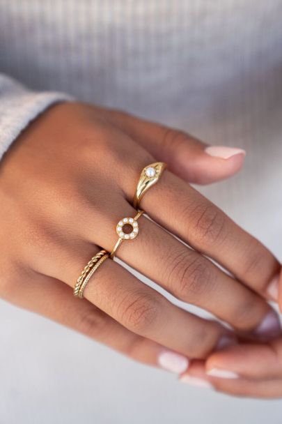 Ring with round shape and pearls