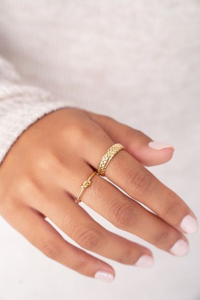 Herringbone patterned ring