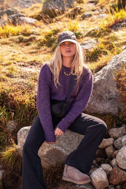 Pull violet avec boutonnière sur l'épaule