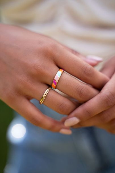 Ring with multicoloured pattern