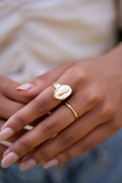 Gold coloured ring with shells