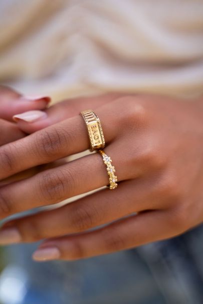 Bague avec fleurs et pierres