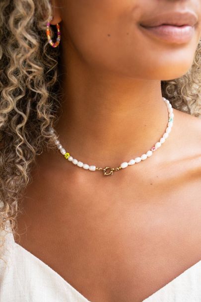 Souvenir ketting met parels en bloemen