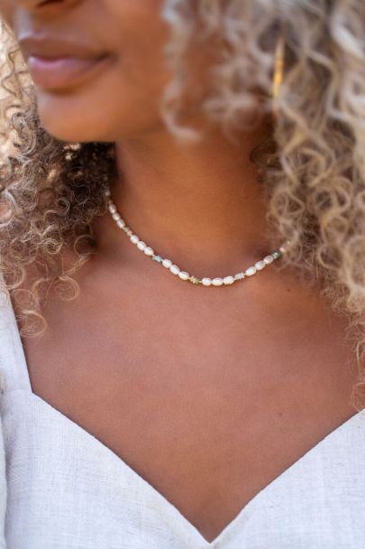 Collier à perles blanches et colorées