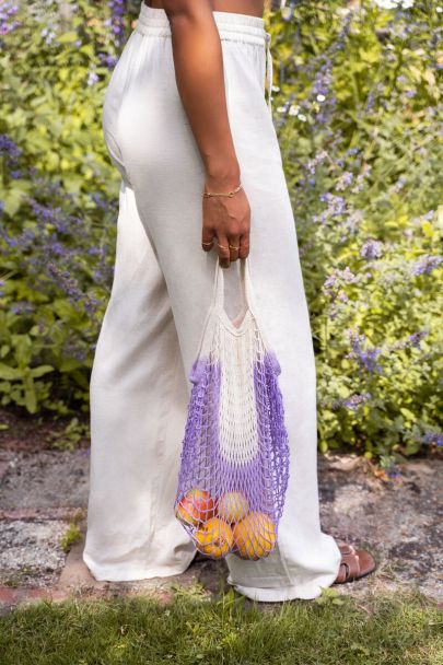 Handgestrickte Tasche mit lila Batikmuster